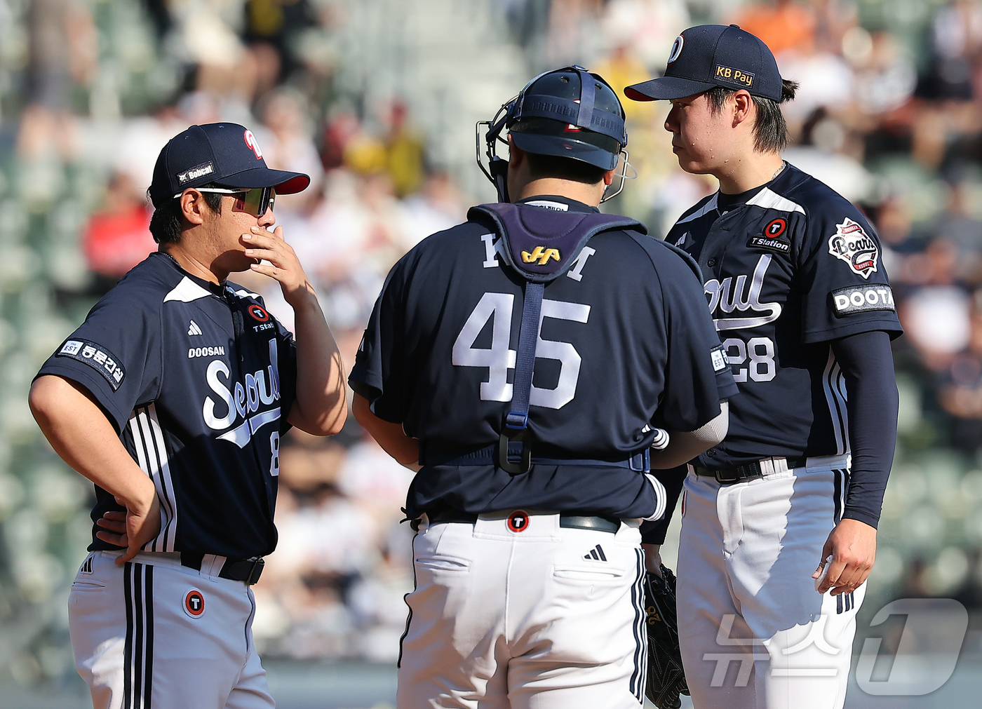 (서울=뉴스1) 김진환 기자 = 22일 오후 서울 송파구 잠실야구장에서 열린 프로야구 '2025 신한 SOL뱅크 KBO 리그' LG 트윈스와 두산 베어스의 경기, 두산 김지용 투수 …