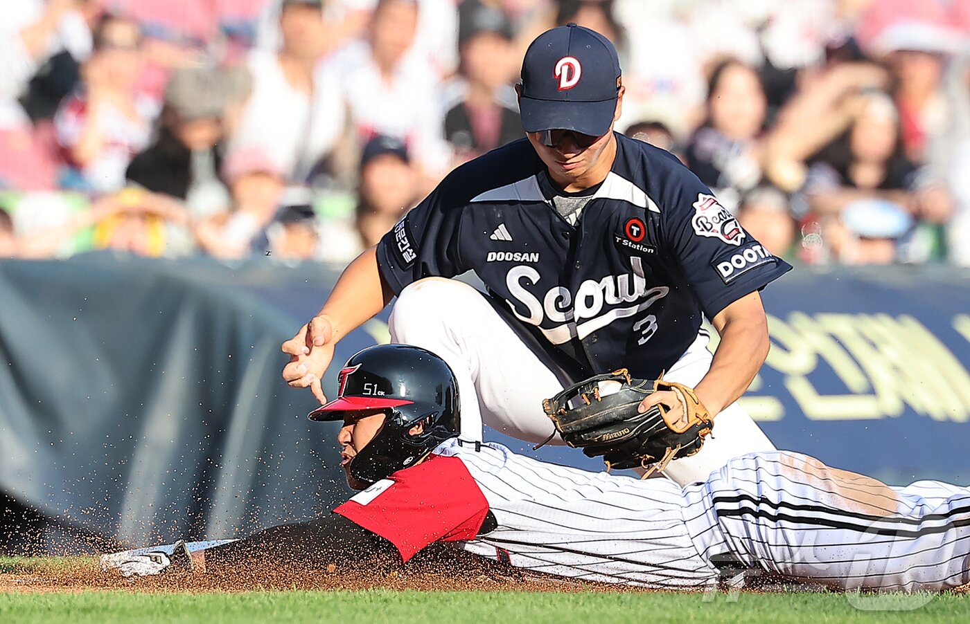 본문 이미지 - 도루 시도하는 LG 트윈스 내야수 구본혁. 2025.6.22/뉴스1 ⓒ News1 김진환 기자