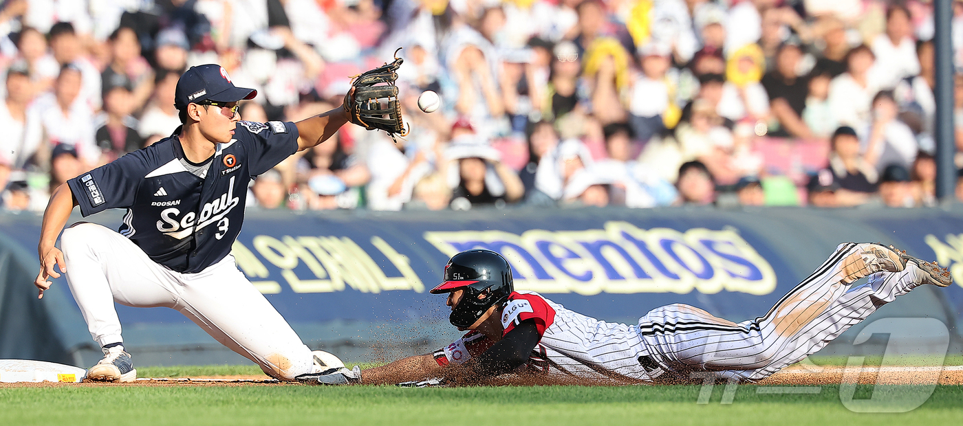 (서울=뉴스1) 김진환 기자 = 22일 오후 서울 송파구 잠실야구장에서 열린 프로야구 '2025 신한 SOL뱅크 KBO 리그' LG 트윈스와 두산 베어스의 경기, LG 구본혁이 3 …