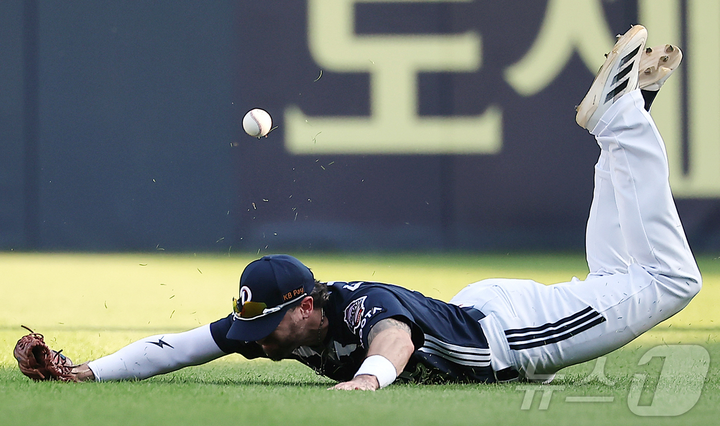 (서울=뉴스1) 김진환 기자 = 22일 오후 서울 송파구 잠실야구장에서 열린 프로야구 '2025 신한 SOL뱅크 KBO 리그' LG 트윈스와 두산 베어스의 경기, 두산 우익수 케이 …