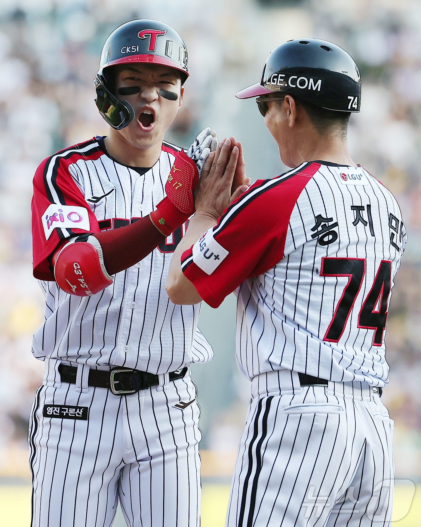 (서울=뉴스1) 김진환 기자 = 22일 오후 서울 송파구 잠실야구장에서 열린 프로야구 '2025 신한 SOL뱅크 KBO 리그' LG 트윈스와 두산 베어스의 경기, LG 박해민이 3 …