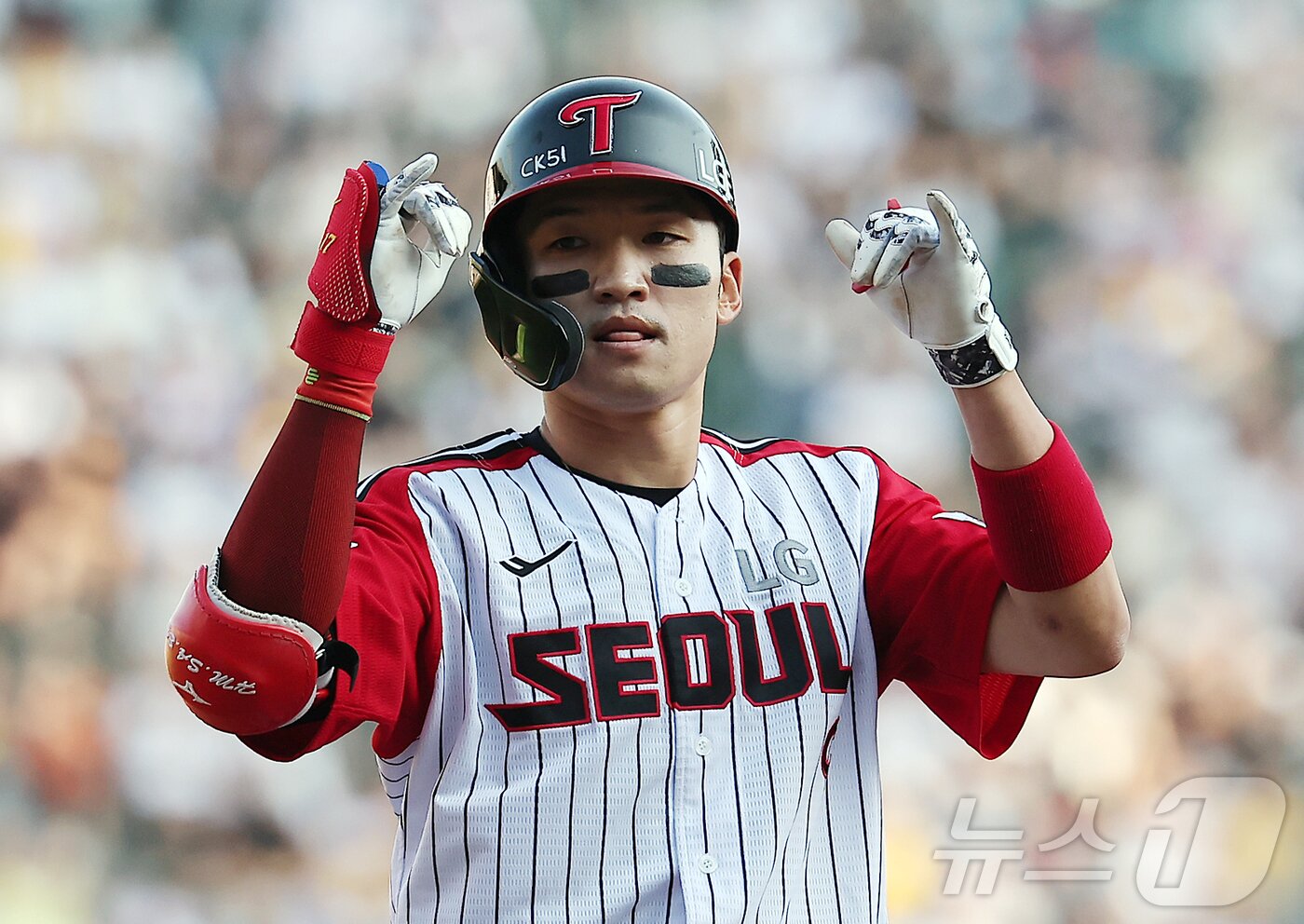 본문 이미지 - 22일 오후 서울 송파구 잠실야구장에서 열린 프로야구 &#39;2025 신한 SOL뱅크 KBO 리그&#39; LG 트윈스와 두산 베어스의 경기, LG 박해민이 3회말 1사 1,3루 상황 적시타를 친 뒤 세리머니를 하고 있다. 2025.6.22/뉴스1 ⓒ News1 김진환 기자