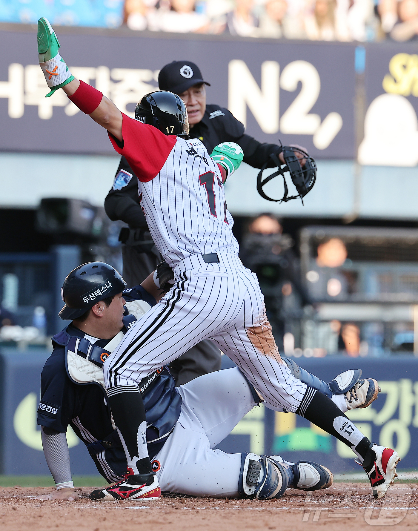 (서울=뉴스1) 김진환 기자 = 22일 오후 서울 송파구 잠실야구장에서 열린 프로야구 '2025 신한 SOL뱅크 KBO 리그' LG 트윈스와 두산 베어스의 경기, LG 박해민이 3 …