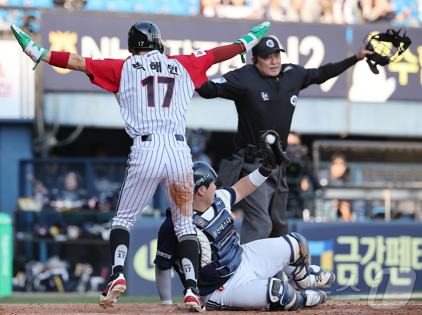 (서울=뉴스1) 김진환 기자 = 22일 오후 서울 송파구 잠실야구장에서 열린 프로야구 '2025 신한 SOL뱅크 KBO 리그' LG 트윈스와 두산 베어스의 경기, LG 박해민이 3 …