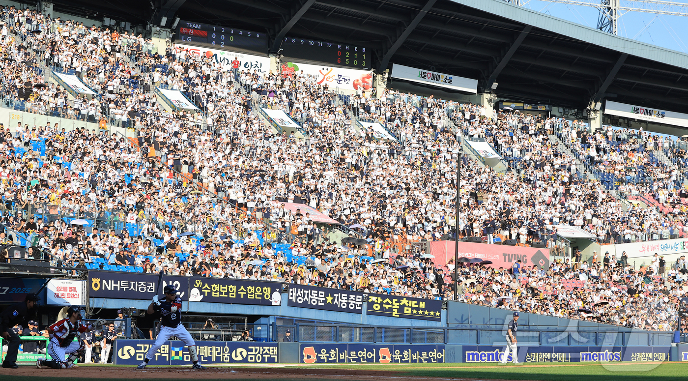 (서울=뉴스1) 김진환 기자 = 22일 오후 서울 송파구 잠실야구장에서 열린 프로야구 '2025 신한 SOL뱅크 KBO 리그' LG 트윈스와 두산 베어스의 경기, 3루 두산 응원단 …