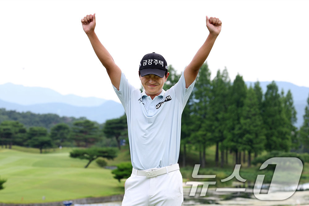 (서울=뉴스1) = 옥태훈이 22일 경상남도 양산 에이원 컨트리클럽에서 열린 제68회 한국프로골프(KPGA) 선수권대회 4라운드에서 우승을 확정 후 환호하고 있다. (KPGA 제공 …