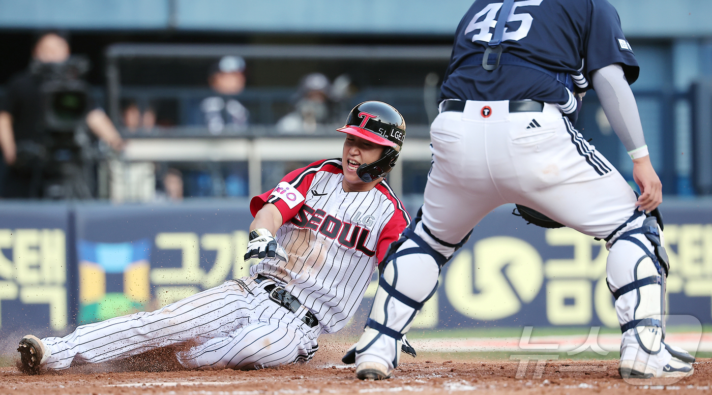 (서울=뉴스1) 김진환 기자 = 22일 오후 서울 송파구 잠실야구장에서 열린 프로야구 '2025 신한 SOL뱅크 KBO 리그' LG 트윈스와 두산 베어스의 경기, LG 구본혁이 4 …
