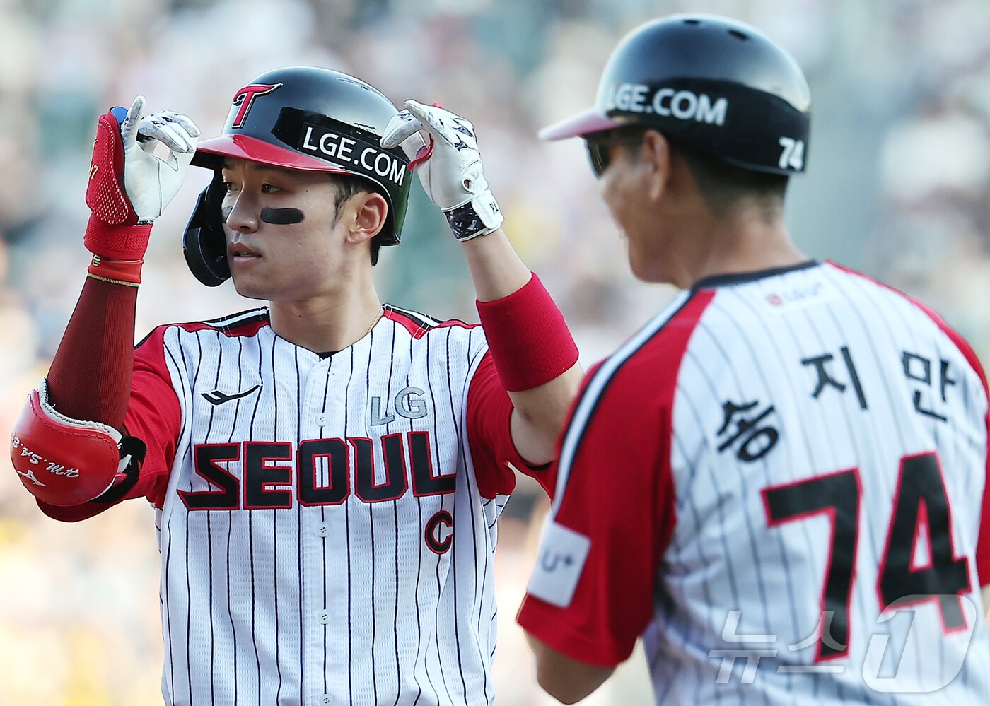 본문 이미지 - 22일 오후 서울 송파구 잠실야구장에서 열린 프로야구 &#39;2025 신한 SOL뱅크 KBO 리그&#39; LG 트윈스와 두산 베어스의 경기, LG 박해민이 4회말 2사 1,2루 상황 적시타를 친 뒤 송지만 코치와 세리머니를 하고 있다. 2025.6.22/뉴스1 ⓒ News1 김진환 기자