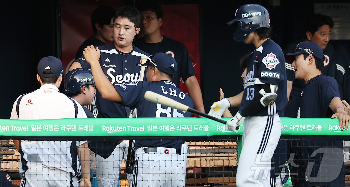 (서울=뉴스1) 김진환 기자 = 22일 오후 서울 송파구 잠실야구장에서 열린 프로야구 '2025 신한 SOL뱅크 KBO 리그' LG 트윈스와 두산 베어스의 경기, 두산 김민혁이 5 …