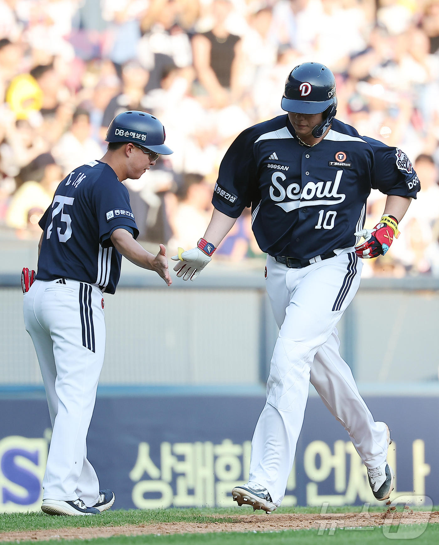 (서울=뉴스1) 김진환 기자 = 22일 오후 서울 송파구 잠실야구장에서 열린 프로야구 '2025 신한 SOL뱅크 KBO 리그' LG 트윈스와 두산 베어스의 경기, 두산 김민혁이 5 …