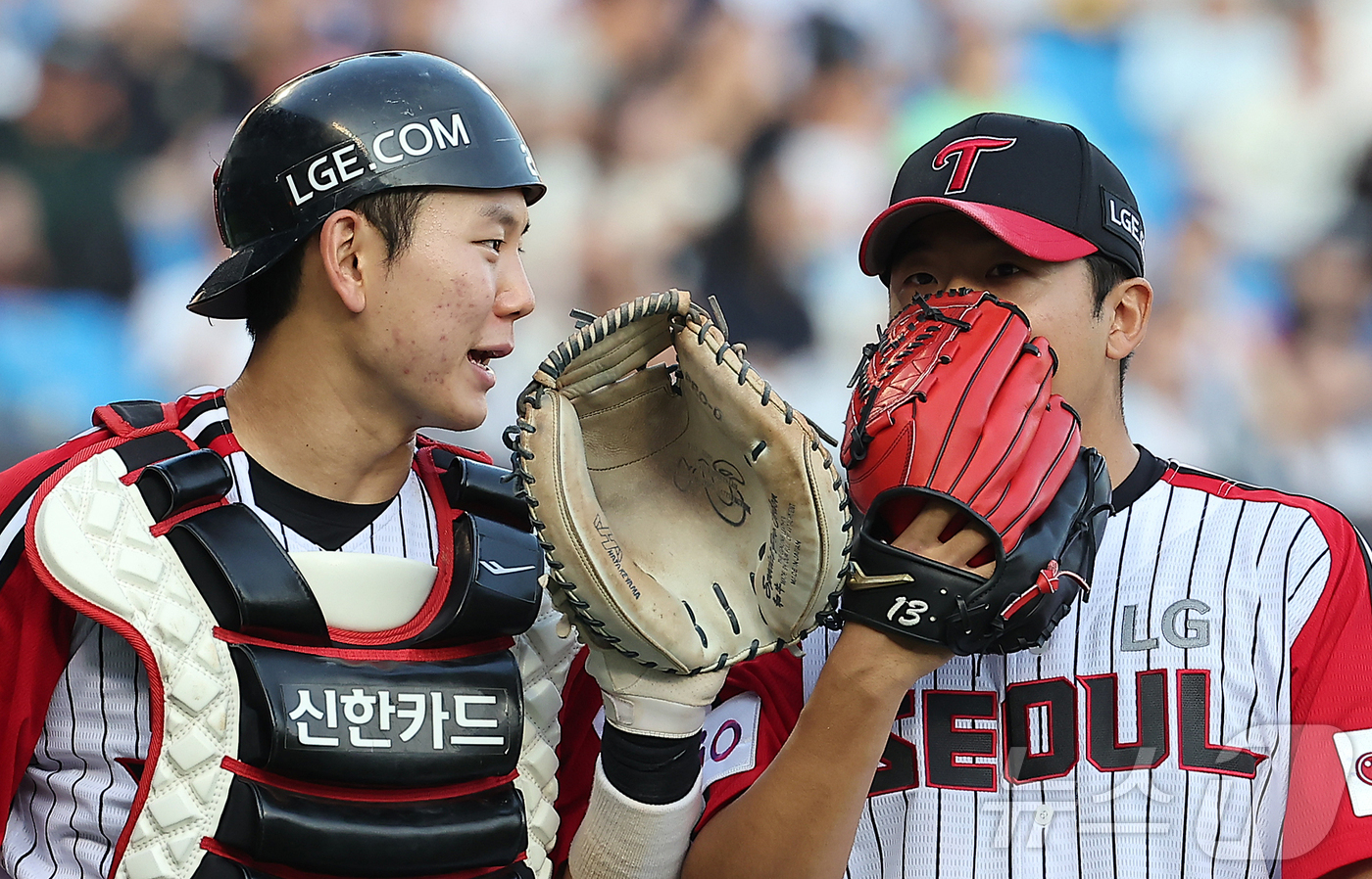(서울=뉴스1) 김진환 기자 = 22일 오후 서울 송파구 잠실야구장에서 열린 프로야구 '2025 신한 SOL뱅크 KBO 리그' LG 트윈스와 두산 베어스의 경기, LG 선발 송승기 …