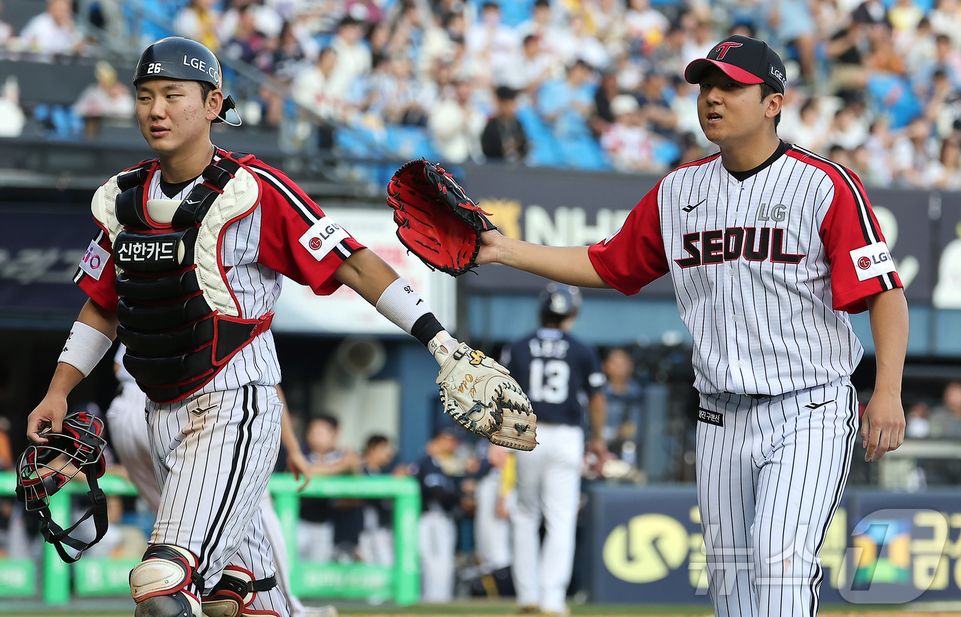 (서울=뉴스1) 김진환 기자 = 22일 오후 서울 송파구 잠실야구장에서 열린 프로야구 '2025 신한 SOL뱅크 KBO 리그' LG 트윈스와 두산 베어스의 경기, LG 선발 송승기 …