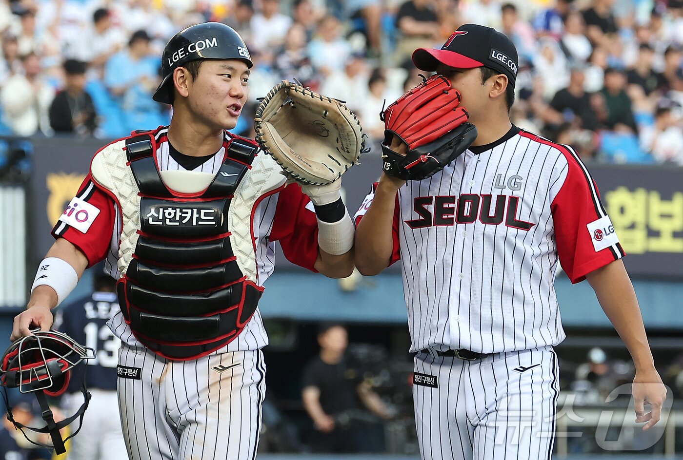 본문 이미지 - 22일 오후 서울 송파구 잠실야구장에서 열린 프로야구 &#39;2025 신한 SOL뱅크 KBO 리그&#39; LG 트윈스와 두산 베어스의 경기, LG 선발 송승기와 포수 이주헌&#40;왼쪽&#41;이 5회초 이닝을 마친 뒤 서로를 독려하며 더그아웃으로 향하고 있다. 2025.6.22/뉴스1 ⓒ News1 김진환 기자