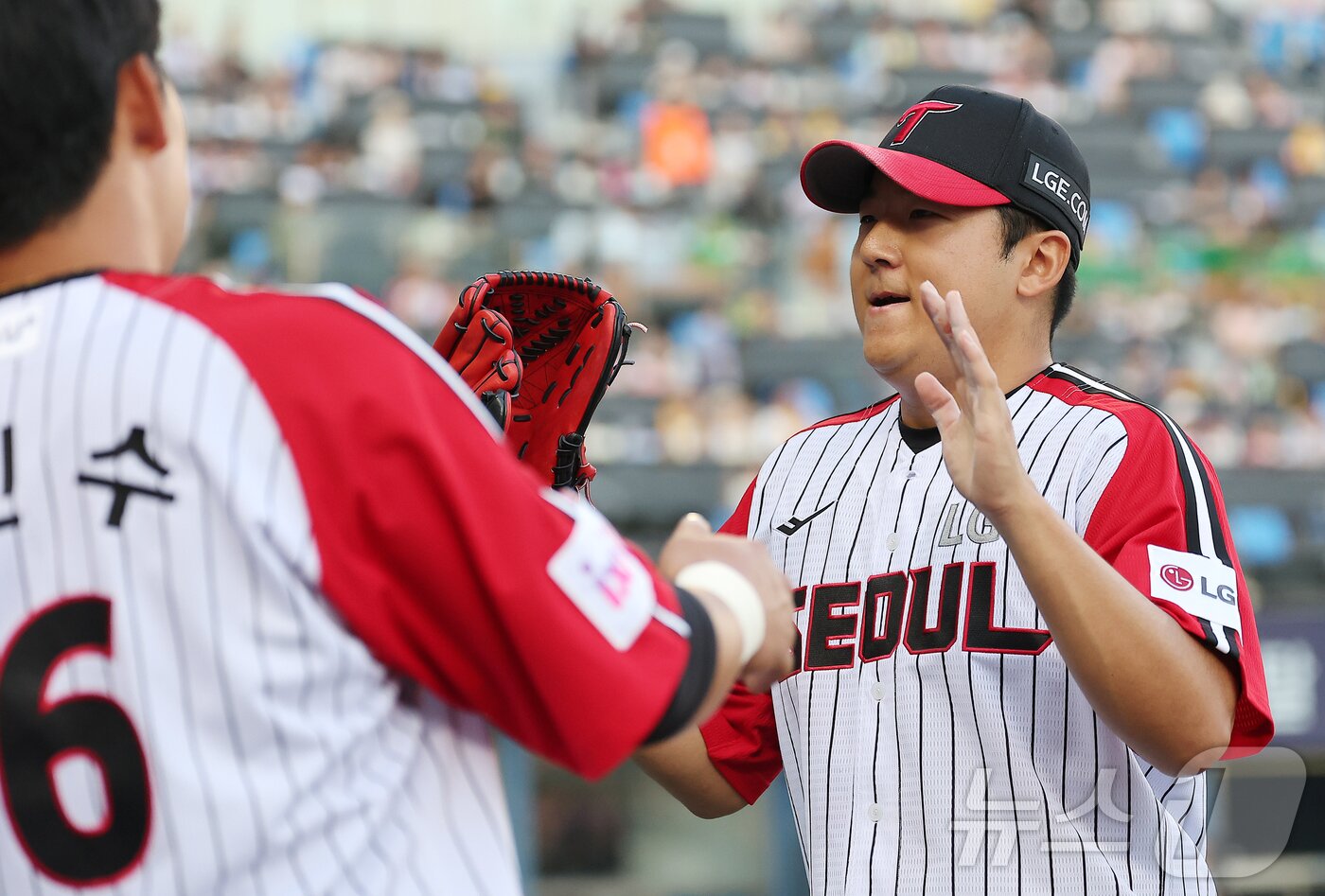 본문 이미지 - 22일 오후 서울 송파구 잠실야구장에서 열린 프로야구 &#39;2025 신한 SOL뱅크 KBO 리그&#39; LG 트윈스와 두산 베어스의 경기, LG 선발 송승기가 6회초 이닝을 마친 뒤 더그아웃으로 향하고 있다. 이날 송승기는 6이닝 6피안타 4탈삼진 1실점 호투로 승리투수 요건을 갖추며 7회 장현식과 교체됐다. 2025.6.22/뉴스1 ⓒ News1 김진환 기자