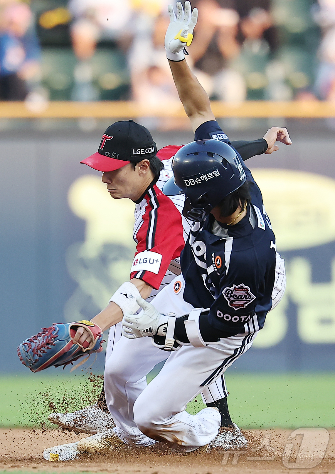 (서울=뉴스1) 김진환 기자 = 22일 오후 서울 송파구 잠실야구장에서 열린 프로야구 '2025 신한 SOL뱅크 KBO 리그' LG 트윈스와 두산 베어스의 경기, 두산 이유찬이 7 …