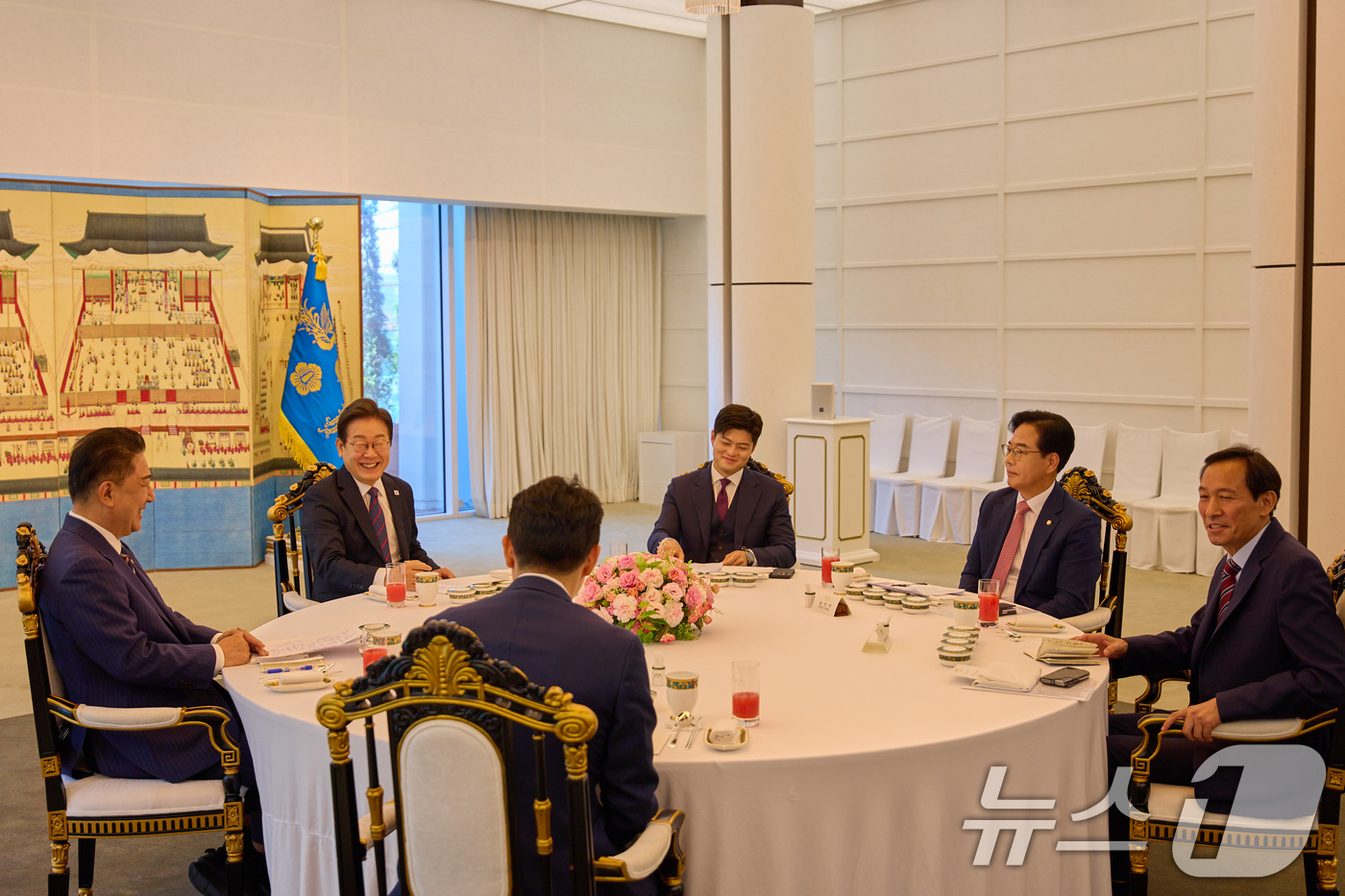 (서울=뉴스1) 허경 기자 = 이재명 대통령이 22일 서울 한남동 관저에서 열린 여야 지도부 오찬에서 발언하고 있다. 왼쪽부터 시계 방향으로 김병기 더불어민주당 당대표 직무대행 겸 …