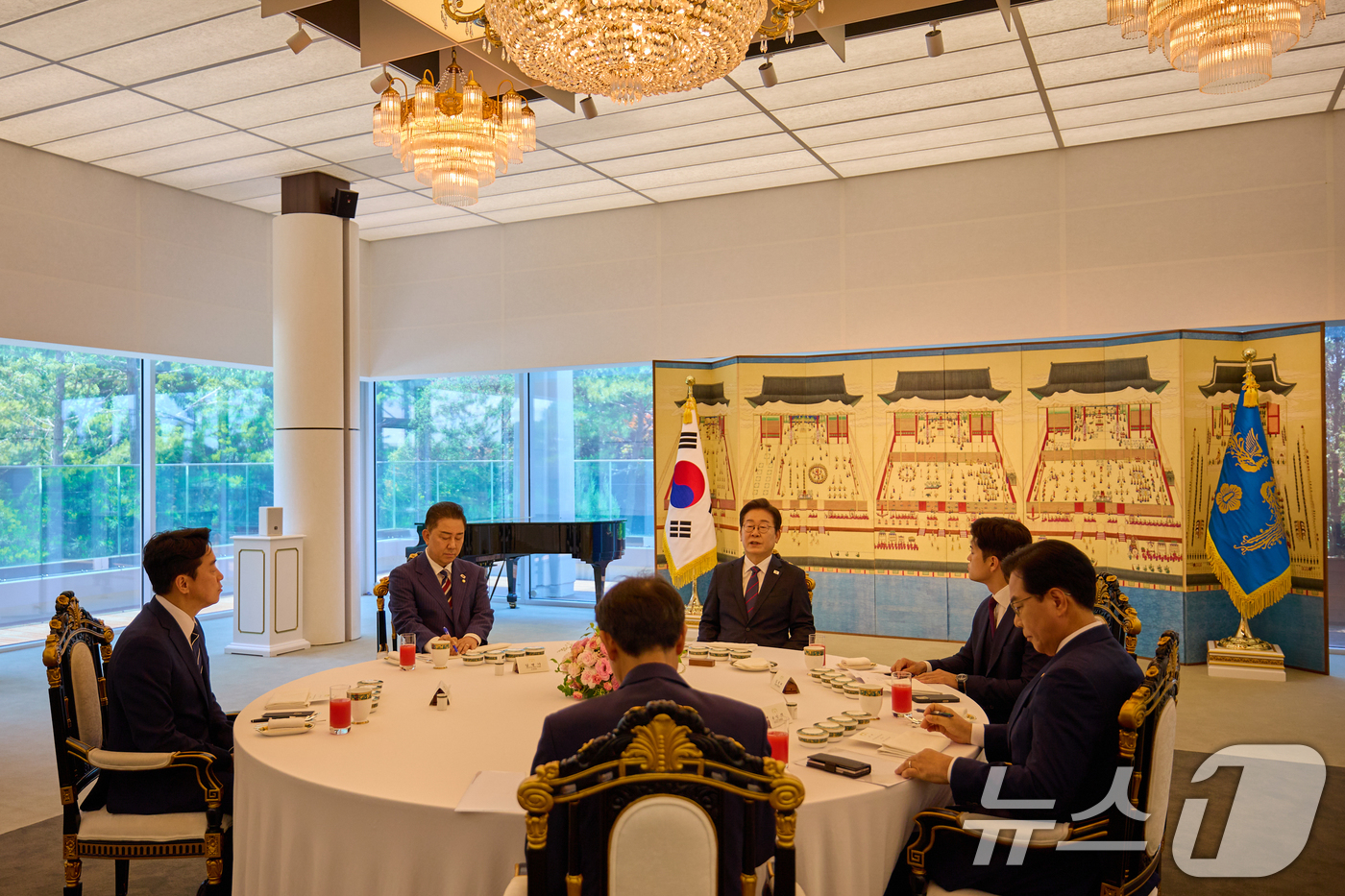 (서울=뉴스1) 허경 기자 = 이재명 대통령이 22일 서울 한남동 관저에서 열린 여야 지도부 오찬에서 발언하고 있다. 왼쪽부터 시계 방향으로 강훈식 비서실장, 김병기 더불어민주당 …