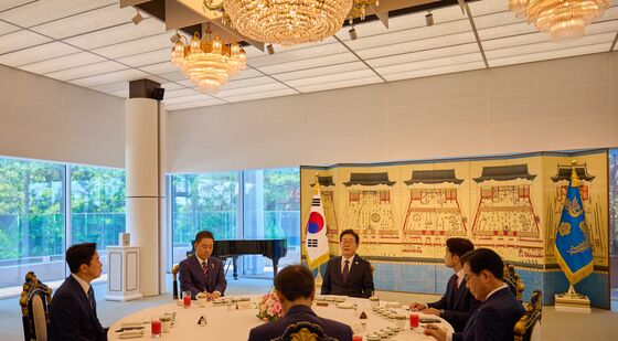'오색국수' 오찬, 통합 나선 李대통령 "국민 어려움 함께 이겨냈으면"