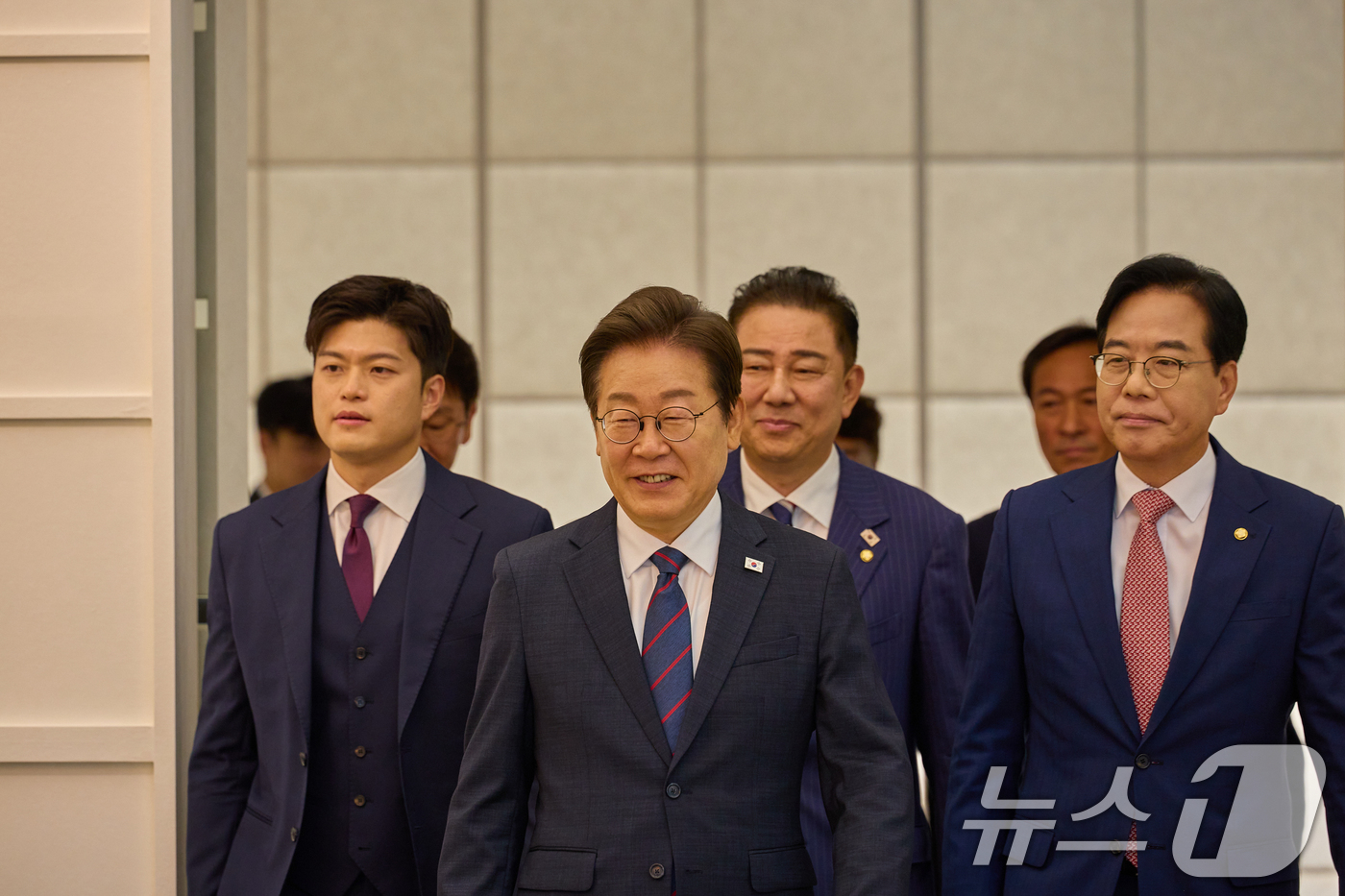 (서울=뉴스1) 허경 기자 = 이재명 대통령이 22일 서울 한남동 관저에서 열린 여야 지도부 오찬에서 입장하고 있다. 왼쪽부터 김용태 국민의힘 비상대책위원장, 이 대통령, 김병기 …