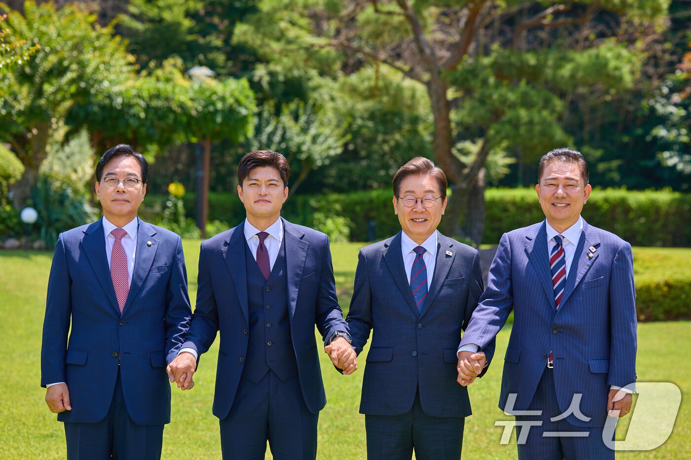 본문 이미지 - 이재명 대통령이 지난달 22일 서울 한남동 관저에서 여야 지도부와 가진 오찬에 앞서 기념촬영하고 있다. 왼쪽부터 송언석 국민의힘 원내대표, 김용태 비상대책위원장, 이 대통령, 김병기 더불어민주당 당대표 직무대행 겸 원내대표. &#40;대통령실 제공. 재판매 및 DB 금지&#41; 2025.6.22/뉴스1 ⓒ News1 허경 기자