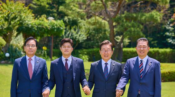 여야 지도부 손잡은 이재명 대통령