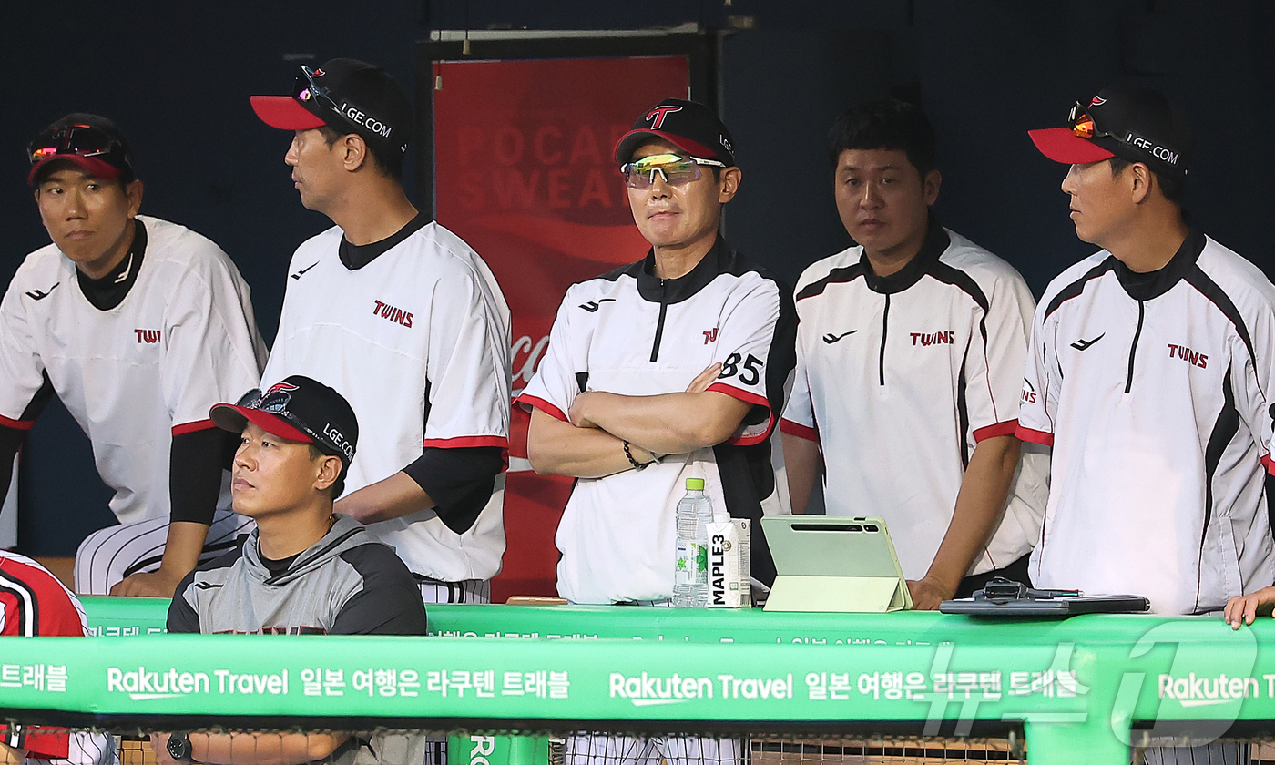 (서울=뉴스1) 김진환 기자 = 22일 오후 서울 송파구 잠실야구장에서 열린 프로야구 '2025 신한 SOL뱅크 KBO 리그' LG 트윈스와 두산 베어스의 경기, LG 염경엽 감독 …