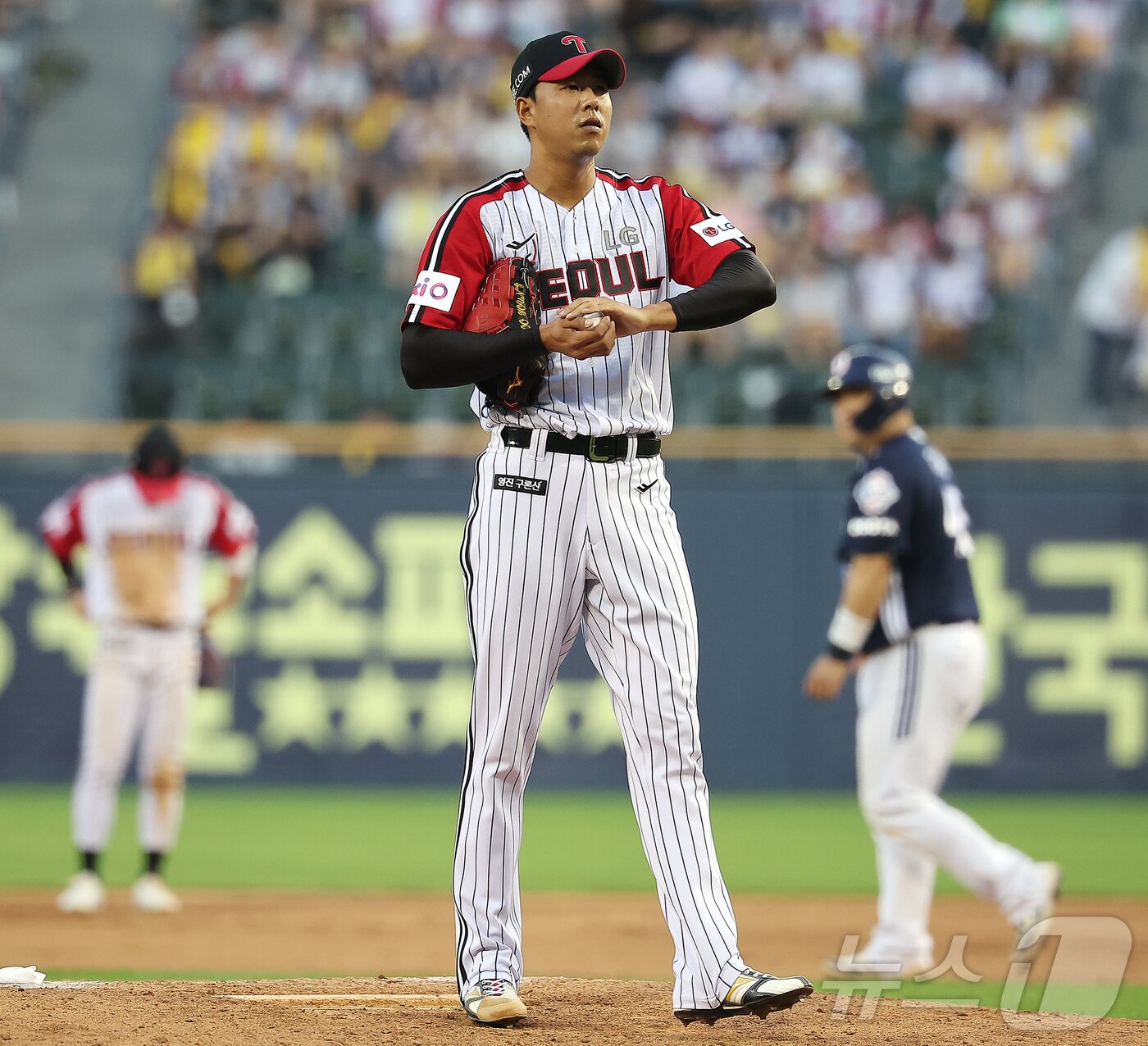 본문 이미지 - 22일 오후 서울 송파구 잠실야구장에서 열린 프로야구 &#39;2025 신한 SOL뱅크 KBO 리그&#39; LG 트윈스와 두산 베어스의 경기, LG 정우영이 8회초 무사 1,2루에서 두산 김인태에게 볼넷을 허용한 후 아쉬워하고 있다. 2025.6.22/뉴스1 ⓒ News1 김진환 기자