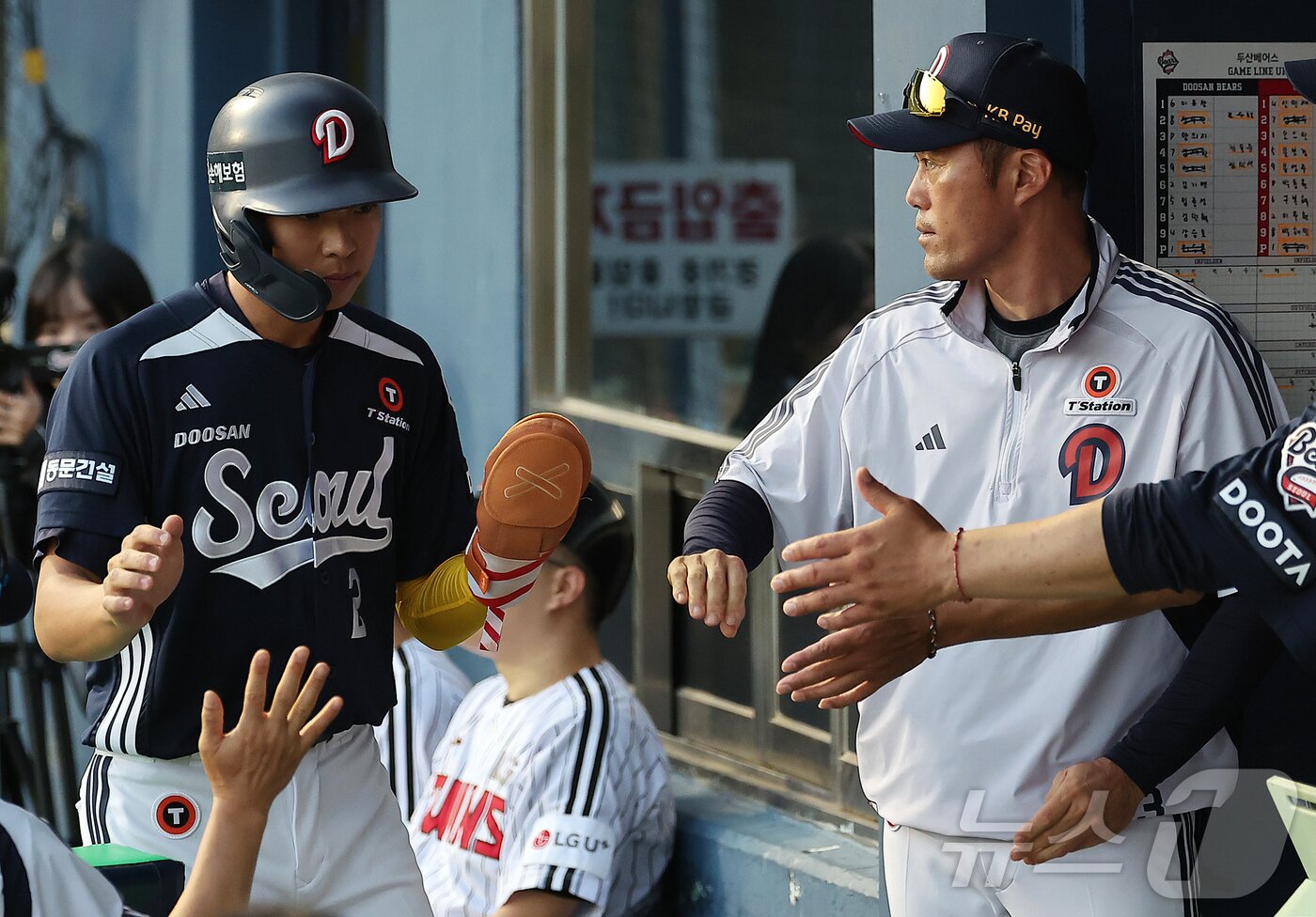 본문 이미지 - 두산 베어스 김민석(왼쪽). 2025.6.22/뉴스1 ⓒ News1 김진환 기자