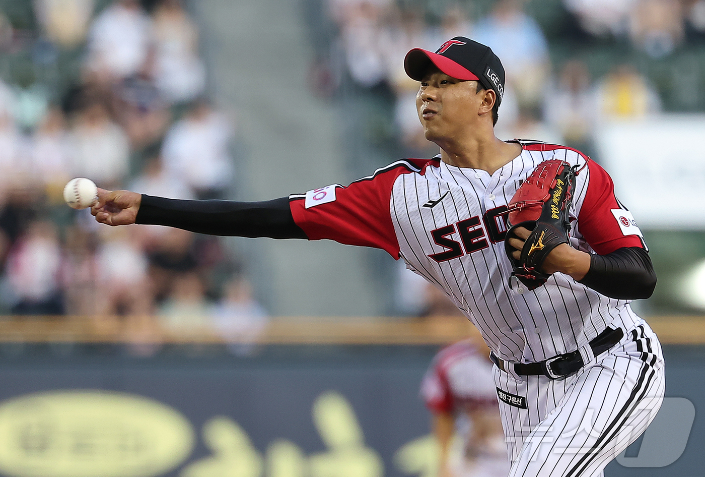 (서울=뉴스1) 김진환 기자 = 22일 오후 서울 송파구 잠실야구장에서 열린 프로야구 '2025 신한 SOL뱅크 KBO 리그' LG 트윈스와 두산 베어스의 경기, LG 정우영이 8 …