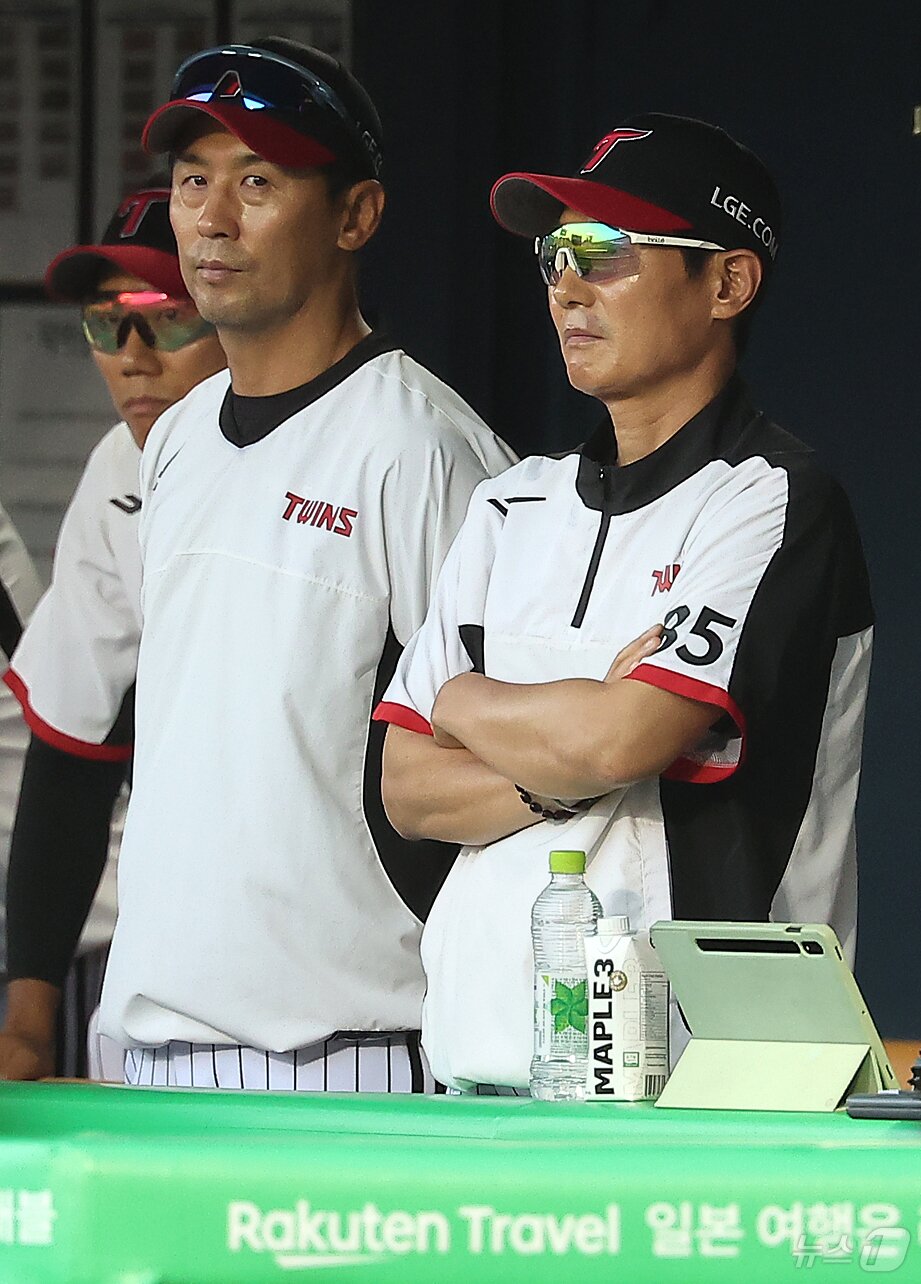 본문 이미지 - 22일 오후 서울 송파구 잠실야구장에서 열린 프로야구 &#39;2025 신한 SOL뱅크 KBO 리그&#39; LG 트윈스와 두산 베어스의 경기, LG 염경엽 감독이 8회초 정우영의 부진한 투구에 굳은 표정을 짓고 있다. 2025.6.22/뉴스1 ⓒ News1 김진환 기자