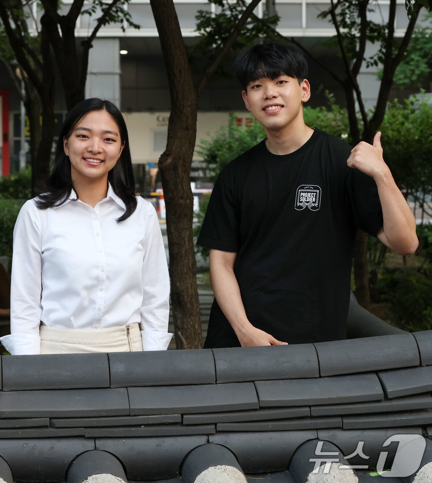 본문 이미지 - 지난 22일 뉴스1과 만난 일본 청년 오하라 아야카 씨와 한국 청년 차준호 씨. 2025.6.22/뉴스1ⓒ News1 박세연 기자