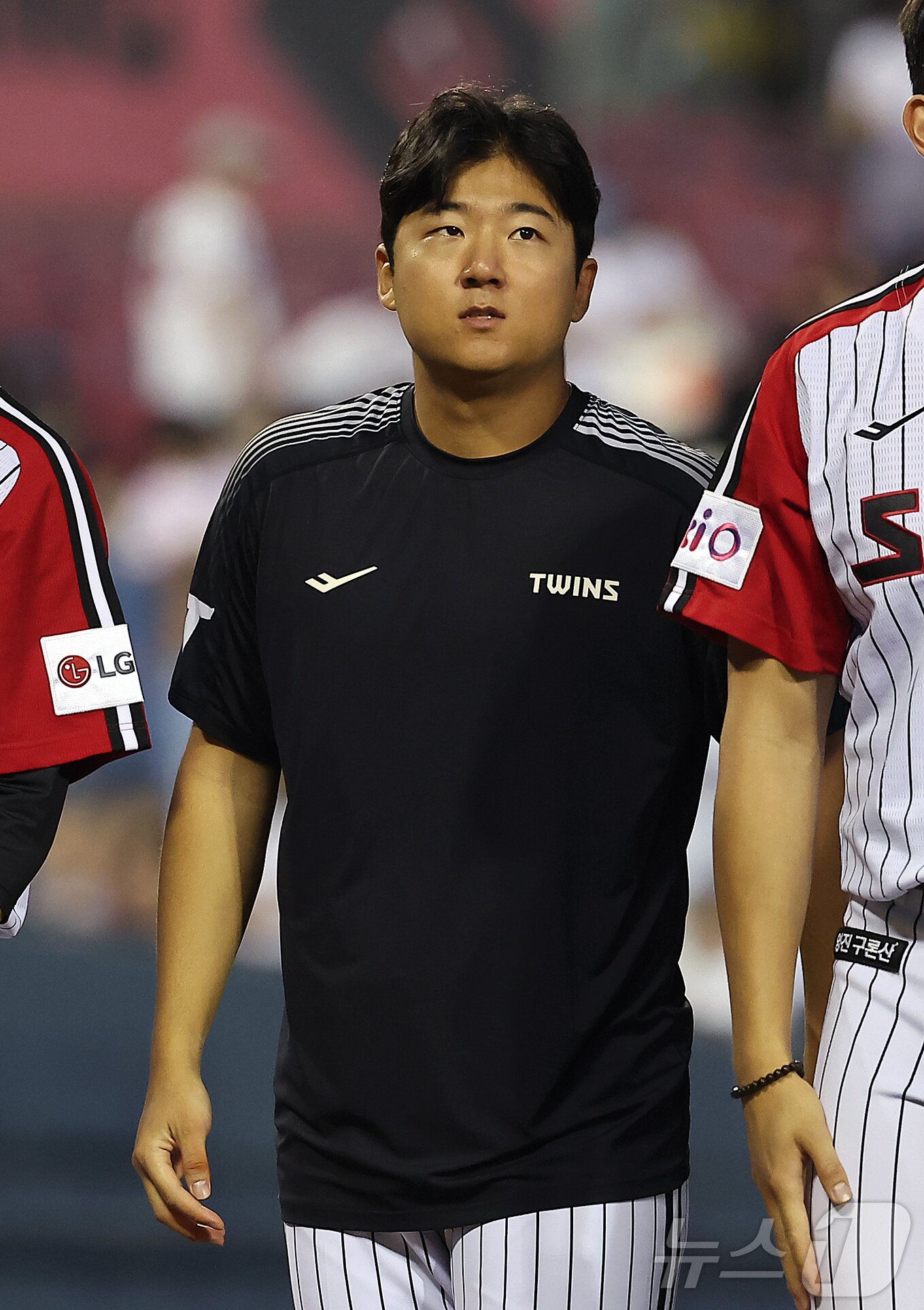 본문 이미지 - 22일 오후 서울 송파구 잠실야구장에서 열린 프로야구 &#39;2025 신한 SOL뱅크 KBO 리그&#39; LG 트윈스와 두산 베어스의 경기에서 LG가 13대5 대승을 거뒀다. 경기 후 6이닝 1실점으로 시즌 8승을 신고한 LG 송승기가 관중석을 응시하고 있다. 송승기는 평균자책점을 2.65에서 2.57까지 끌어내리며 토종 투수 평균자책점 1위로 올라섰다. 2025.6.22/뉴스1 ⓒ News1 김진환 기자