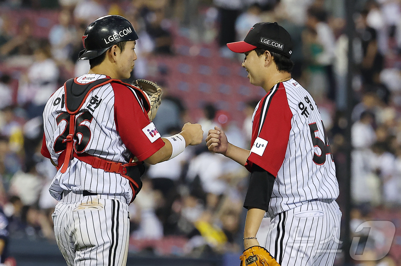 (서울=뉴스1) 김진환 기자 = 22일 오후 서울 송파구 잠실야구장에서 열린 프로야구 '2025 신한 SOL뱅크 KBO 리그' LG 트윈스와 두산 베어스의 경기, 13대5 대승을 …