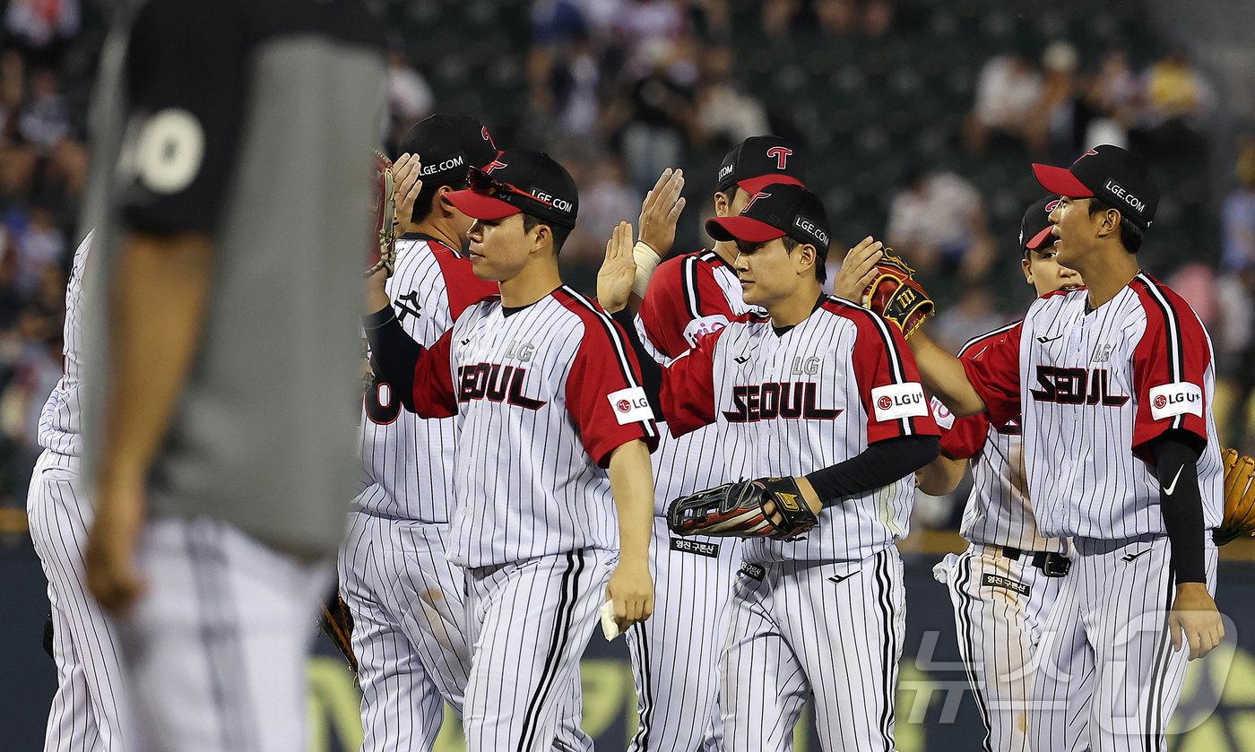 (서울=뉴스1) 김진환 기자 = 22일 오후 서울 송파구 잠실야구장에서 열린 프로야구 '2025 신한 SOL뱅크 KBO 리그' LG 트윈스와 두산 베어스의 경기, 13대5 대승을 …