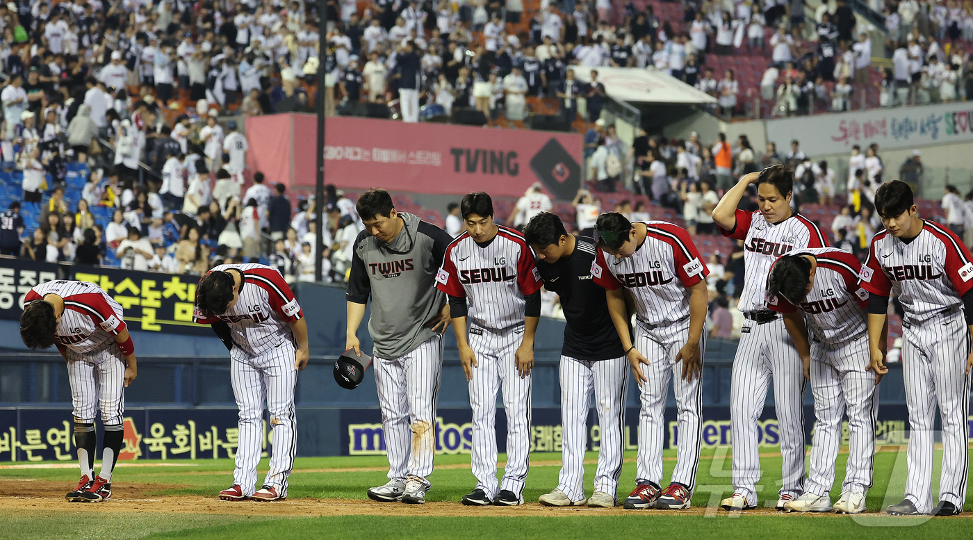 (서울=뉴스1) 김진환 기자 = 22일 오후 서울 송파구 잠실야구장에서 열린 프로야구 '2025 신한 SOL뱅크 KBO 리그' LG 트윈스와 두산 베어스의 경기, 13대5 대승을 …