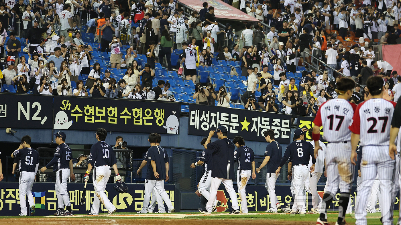 (서울=뉴스1) 김진환 기자 = 22일 오후 서울 송파구 잠실야구장에서 열린 프로야구 '2025 신한 SOL뱅크 KBO 리그' LG 트윈스와 두산 베어스의 경기, 5대13으로 패배 …