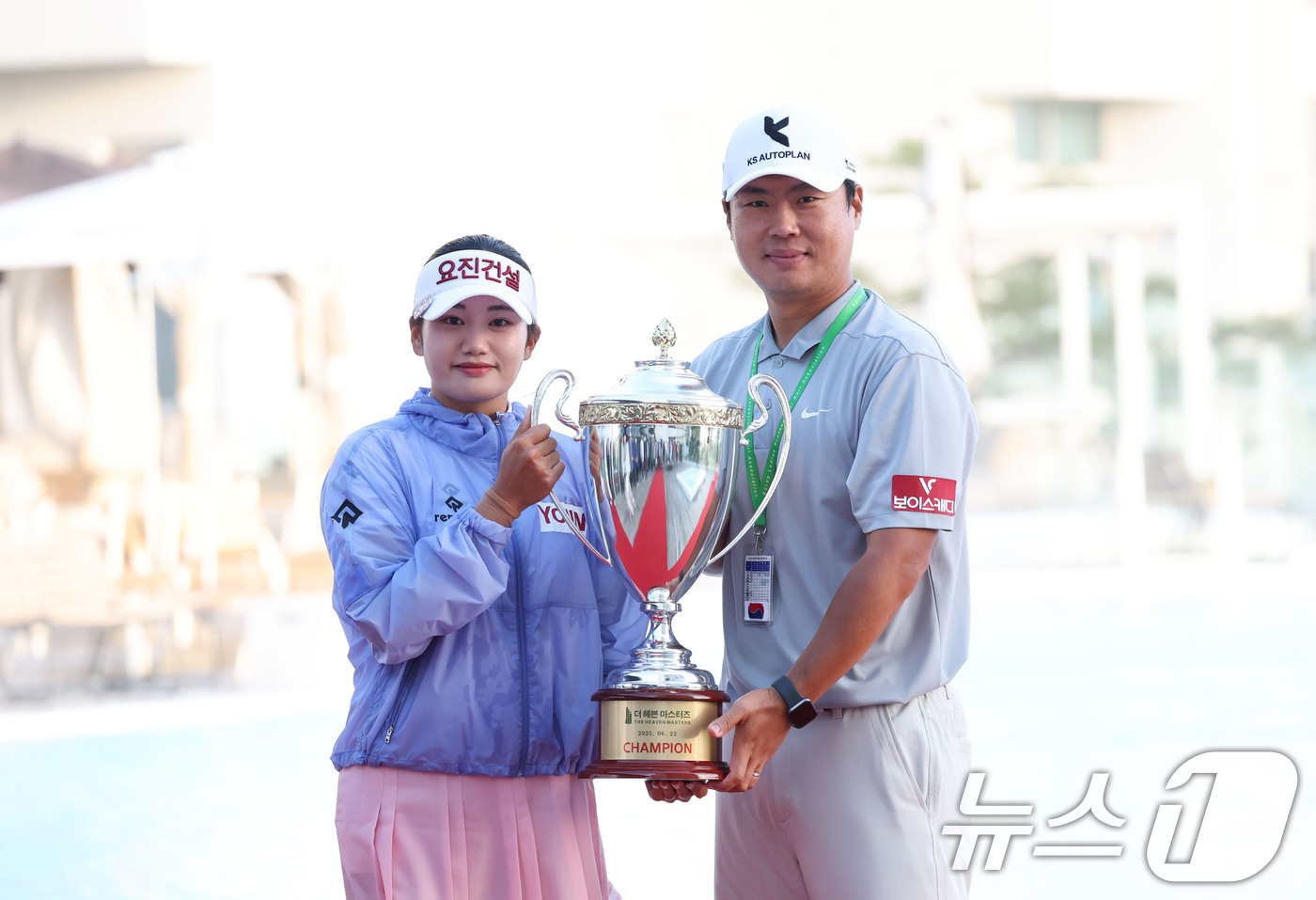 (서울=뉴스1) = 22일 경기 안산 대부도 더헤븐CC에서 열린 '더헤븐 마스터즈'에서 우승한 노승희가 트로피를 들고 기념촬영하고 있다. (KLPGA 제공, 재판매 및 DB 금지) …