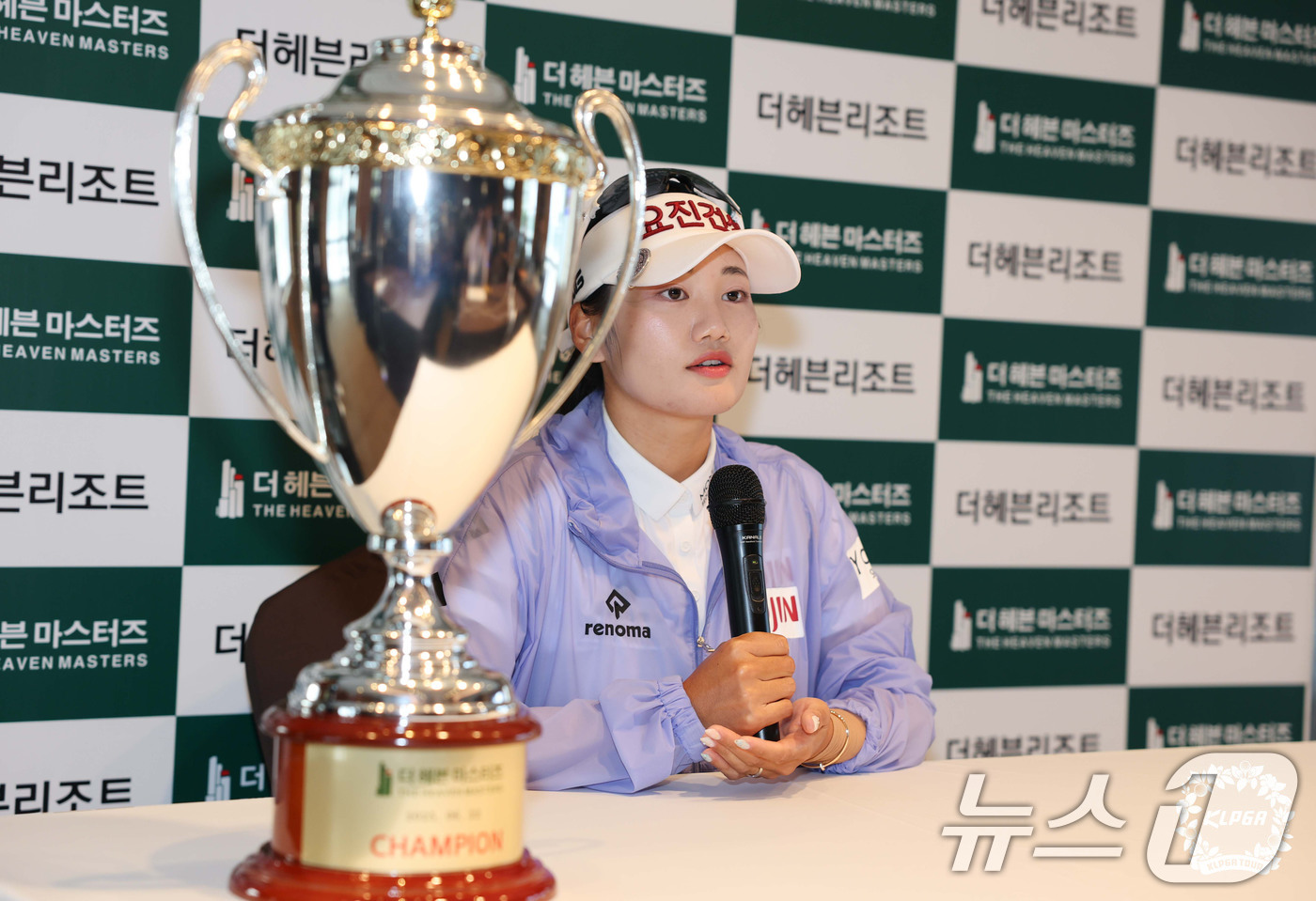 (서울=뉴스1) = 22일 경기 안산 대부도 더헤븐CC에서 열린 '더헤븐 마스터즈'에서 우승한 노승희가 인터뷰를 하고 있다. (KLPGA 제공, 재판매 및 DB 금지) 2025.6 …