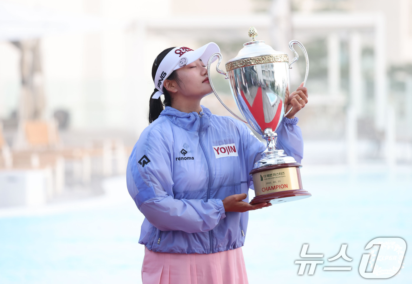 (서울=뉴스1) = 22일 경기 안산 대부도 더헤븐CC에서 열린 '더헤븐 마스터즈'에서 우승한 노승희가 트로피에 입맞춤을 하며 기념촬영하고 있다. (KLPGA 제공, 재판매 및 D …