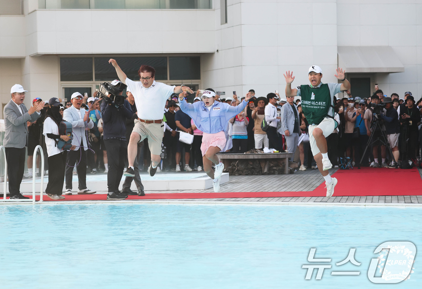 (서울=뉴스1) = 22일 경기 안산 대부도 더헤븐CC에서 열린 '더헤븐 마스터즈'에서 우승한 노승희가 아버지 노호원(왼쪽), 캐디 안대훈과 함께 세리머니를 하고 있다. (KLPG …