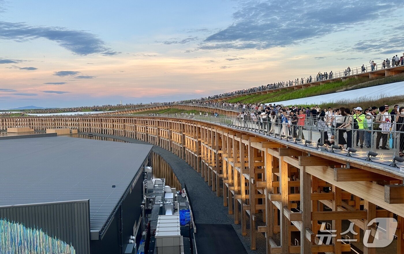 본문 이미지 - 해가 저물어질때 즈음에 그랜드 링에 일몰을 감상하려는 인파가 몰려든다. ⓒ News1 윤슬빈 기자