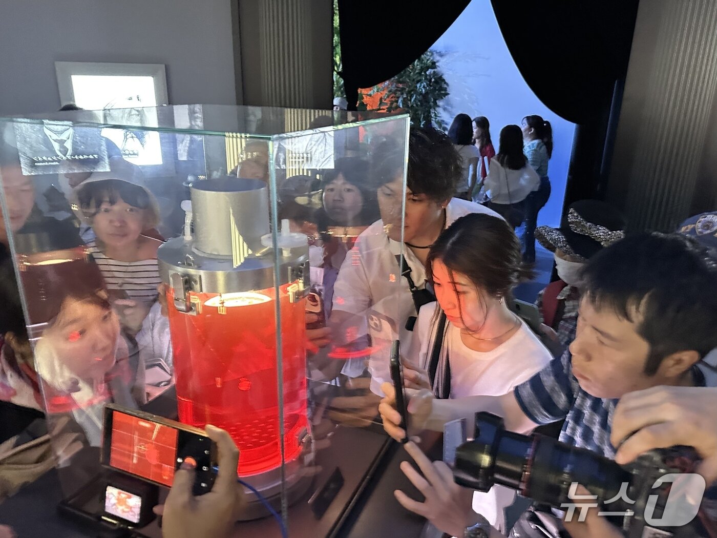 본문 이미지 - iPS 기반 3D 인공 심장을 찍기 위해 몰려든 관람객들ⓒ News1 윤슬빈 기자