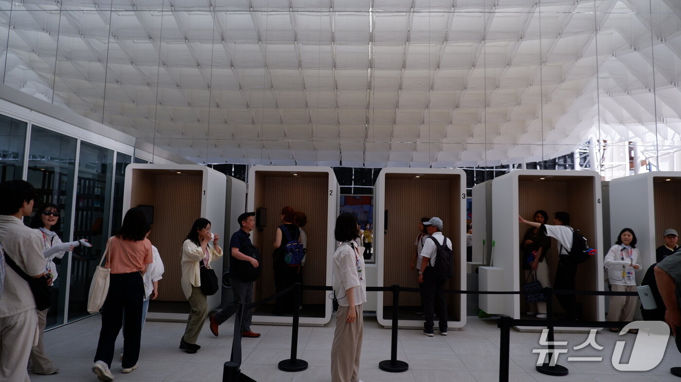 본문 이미지 - "당신에게 가장 소중한 것은 무엇입니까?"라는 질문에 답하는 관람객들ⓒ News1 윤슬빈 기자