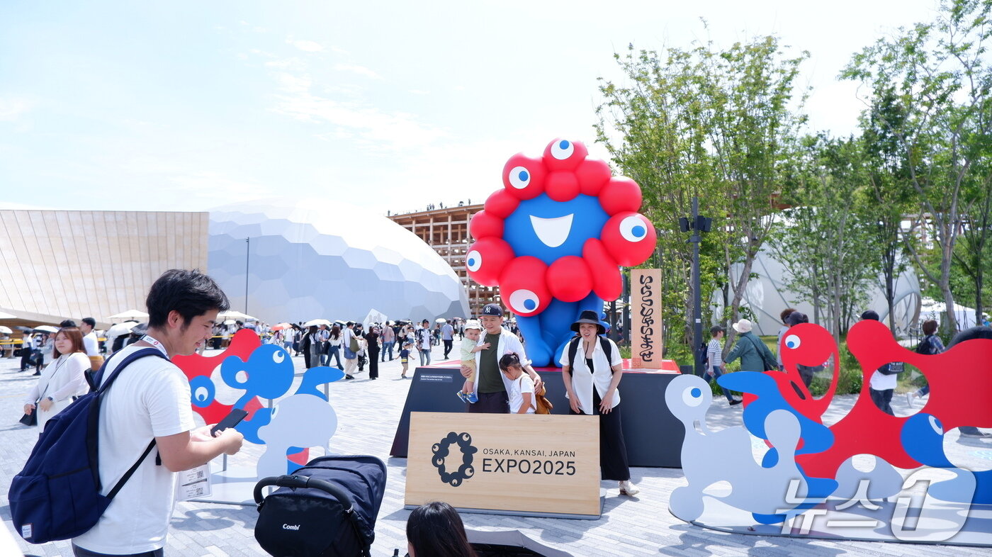 본문 이미지 - 2025 오사카 간사이 엑스포에 들어서면 관람객을 반기는 '먀쿠먀쿠' 동상을 만날 수 있다.ⓒ News1 윤슬빈 기자