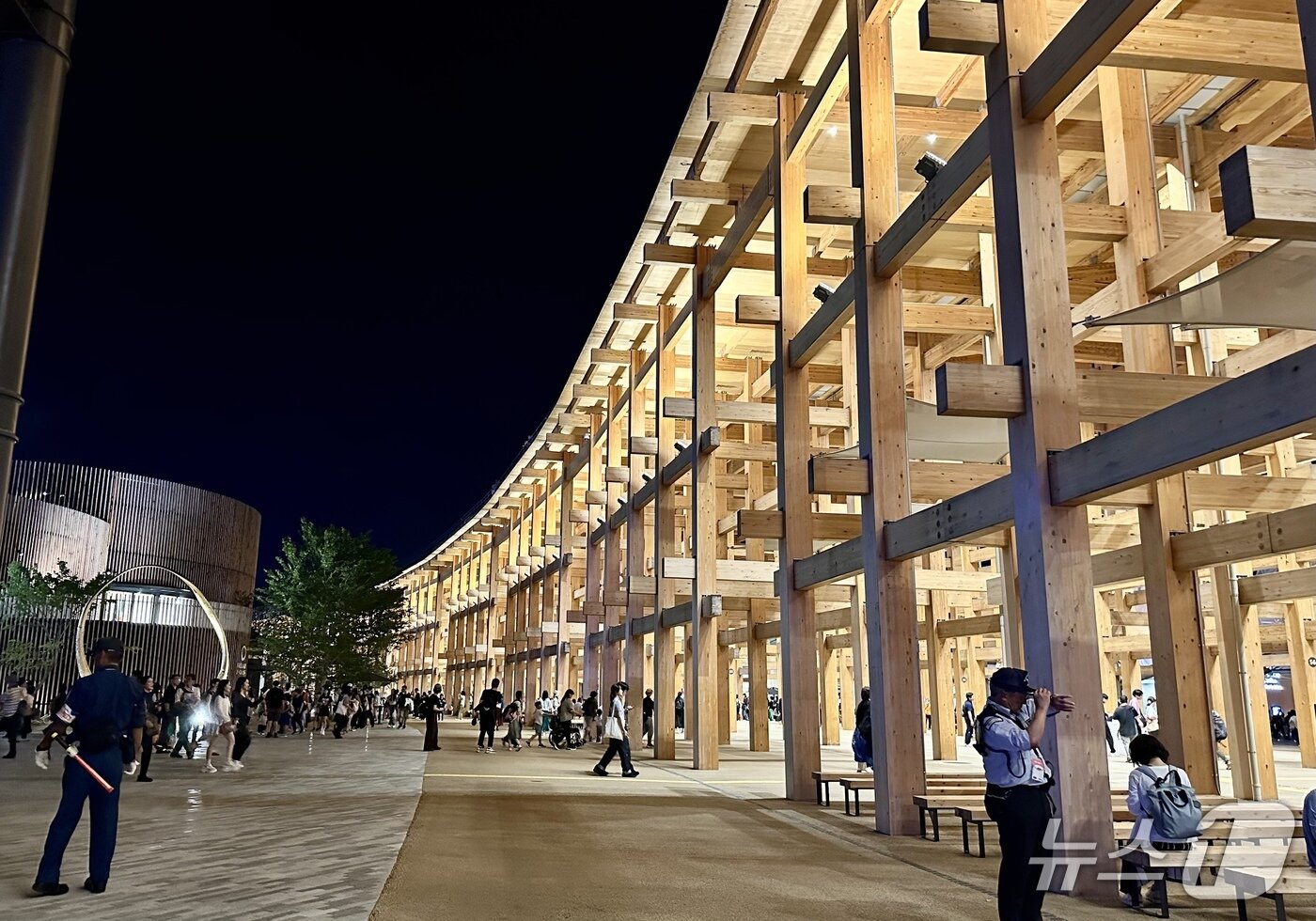 본문 이미지 - 해가 지고 조명으로 빛나는 그랜드 링ⓒ News1 윤슬빈 기자