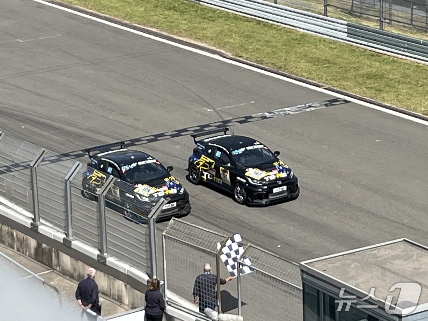 The photo shows Toyota&#39;s GR Yaris speeding toward the final finish line. / Photo courtesy of the Toyota Gazoo Rookie Racing Joint Press Corps