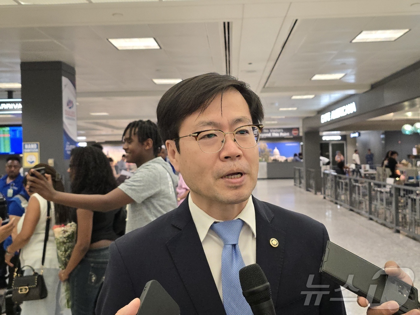 (워싱턴=뉴스1) 류정민 특파원 = 여한구 통상교섭본부장이 22일(현지시간) 미국 워싱턴DC 인근 덜레스 국제공항에서 한국 취재진과 만나 도널드 트럼프 미국 행정부와의 관세 협상과 …