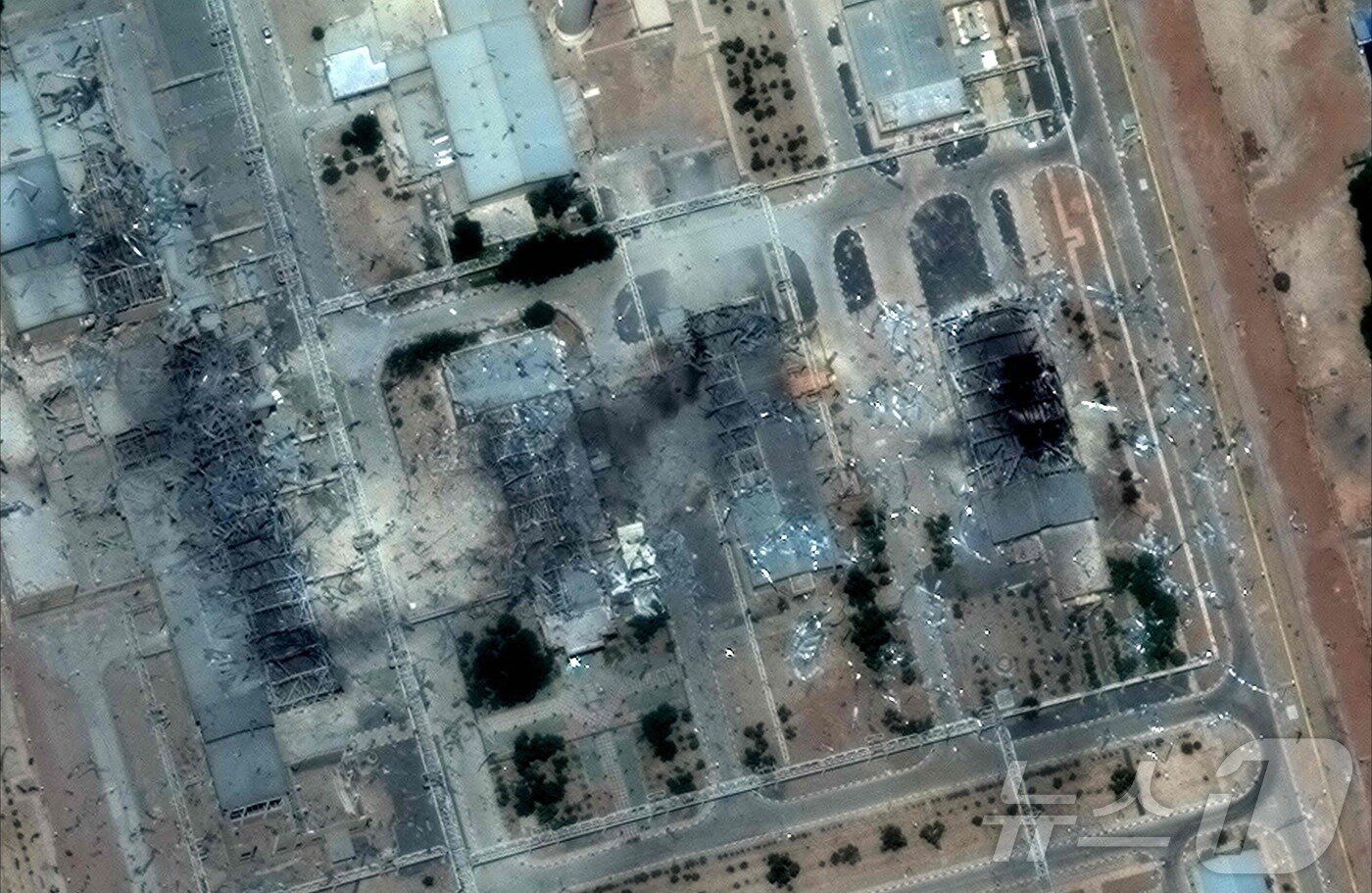 본문 이미지 - 막사 테크놀로지가 제공한 22일(현지시산) 이란 중부 이스파한 핵농축 시설을 촬영된 위성 사진. 2025. 6.22 ⓒ AFP=뉴스1