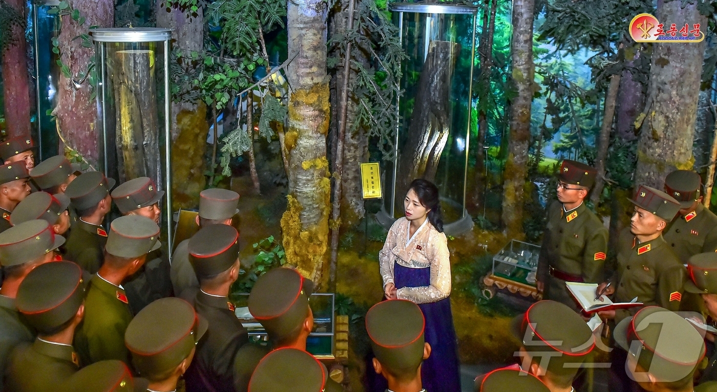 (평양 노동신문=뉴스1) = 북한 노동당 기관지 노동신문은 23일 조선혁명박물관에서 설명을 듣는 관람객들이 "항일혁명 선열들의 백절불굴의 투쟁 정신을 꿋꿋이 이어갈 일념에 넘쳐있다 …