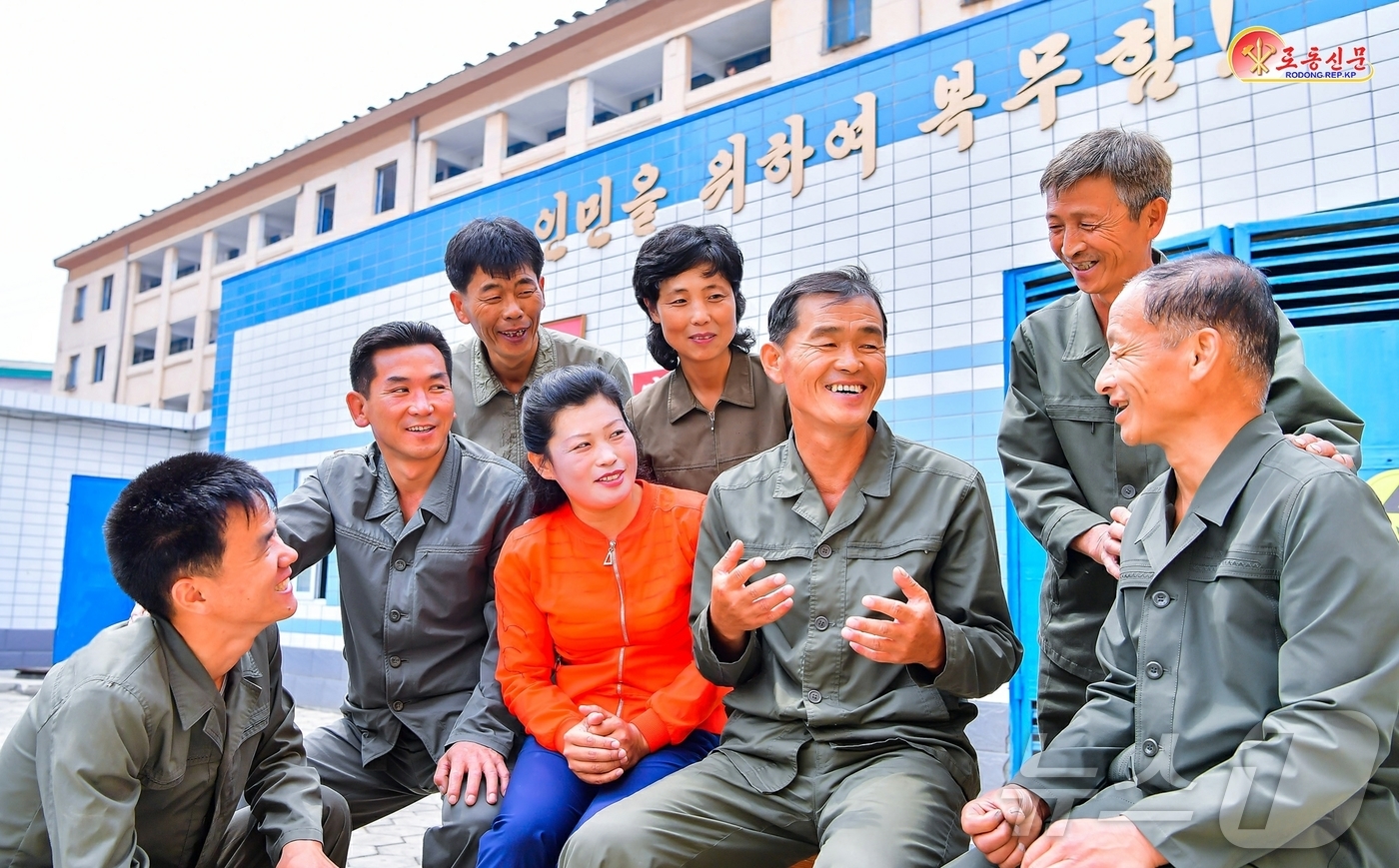 (평양 노동신문=뉴스1) = 북한 노동당 기관지 노동신문은 23일 선교구역 상하수도관리소 작업반장이 올해 신년 경축행사에 참가해 김정은 당 총비서와 기념촬영한 일화를 전하며 "위대 …